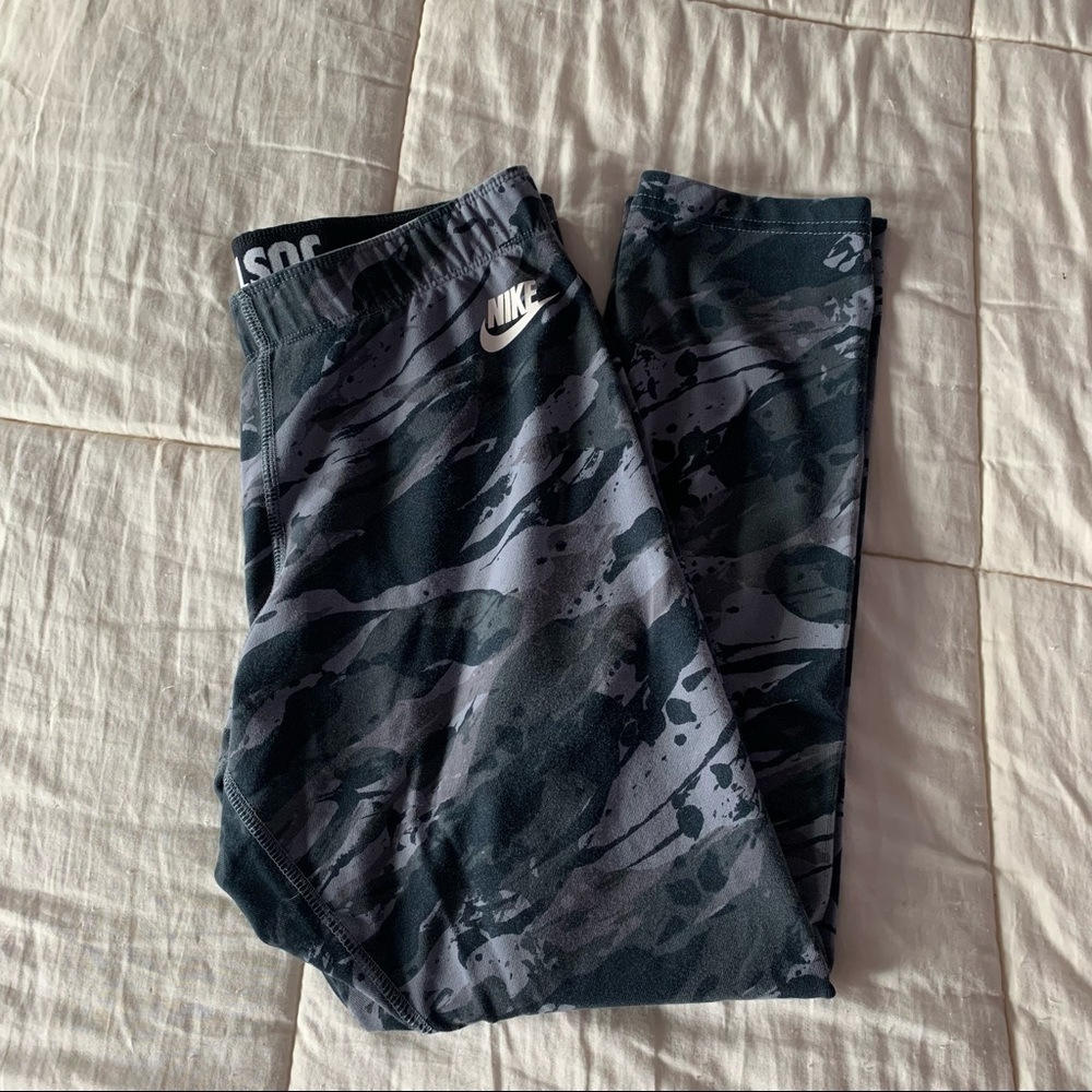Nike camo cropped leggings
